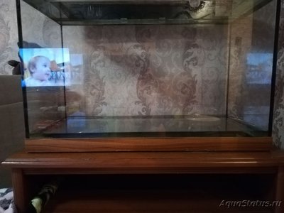 Неровно стоит аквариум