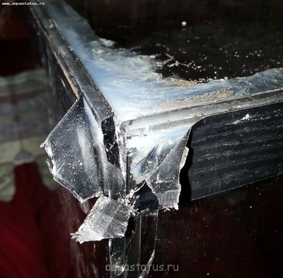 Откололся угол у аквариума