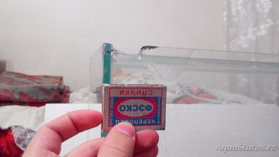Откололся верхний угол у аквариума